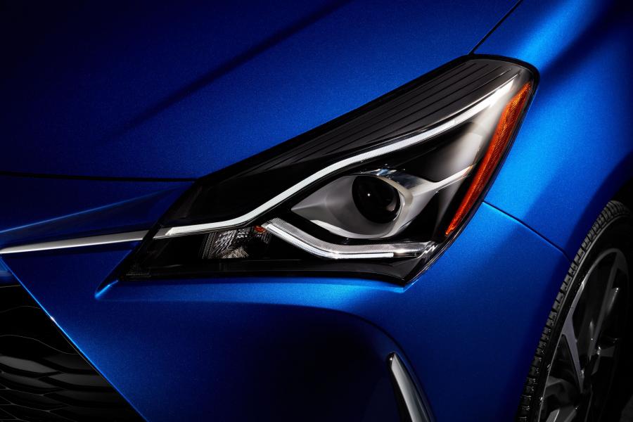 Детали экстерьера Toyota Yaris SE 2017 года  (NA) (фото 12 из 32)